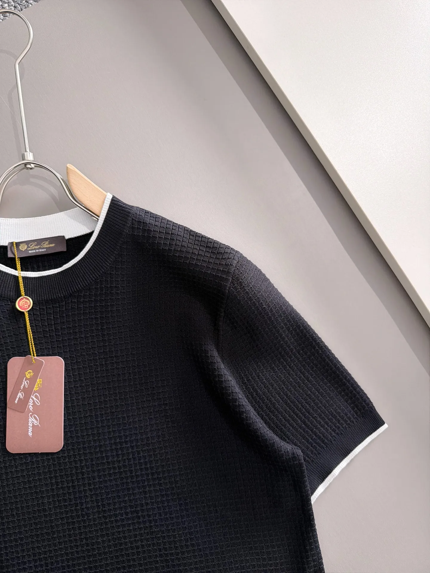LP high quality Loro Piana 26ss New Arrival men's short-sleeved knitted T-shirt. Made of combed cotton yarn knitted cotton fabric, no pressure when entering and exiting the counter. Exclusive control of raw materials. It feels substantial when weighed, and the upper body is more textured than ordinary T-shirts. This texture can handle the weather easily and is suitable for both hot and cold! Loose fit design, looks noble. The only correct version is available Size: M to 4XL